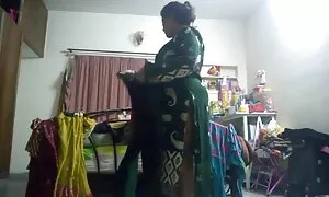 یک مرد جوان آسیایی انگشت فیلم سوپر مادر با پسرش می زند