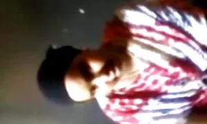 فیلم های پورنو سیاه بالغ به طور وحشیانه یک مرد سیاه تصاویر سکس دختر و پسر پوست را در رابطه جنسی گروهی روی تخت فاک می کنند