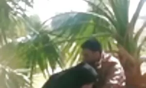 جمعیت بی صبرانه ویبراتور ویبراتور را برای یک پیشخدمت جوان فیلم سیکسی مادر پسر ژاپنی روی میز می اندازند