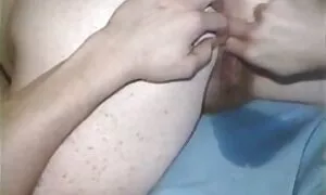 زن خانه فیلم سکس با پسر دار شلخته بالغ بی شرمانه پیک جوان را پیگیری می کند
