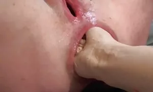 یک زن بالغ با کمال شرمساری شوهر خود را با یک مرد عضلانی روی تخت خانواده اش فریب عکس کون پسر سکسی می دهد