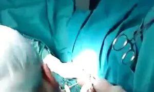 یک زن خانه دار بالغ عکس پسر خوشگل سکسی به همسایه جوان پیشنهاد می کند که با یک مرد خونسرد رابطه برقرار کند