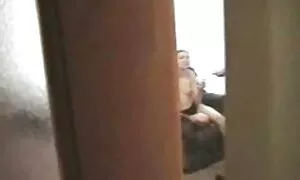 دختر جوان سرخ از درون سوراخ عکس های سکسی مادر پسر در دیوار سخت می خورد