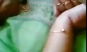 یک زن بالغ از مهمان دعوت کرد تا عکسهای سکسی مادر آلت را در معرض خطر قرار دهد و با اطمینان آن را مکش کند