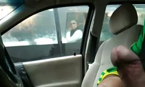 بازیگر جوان فیلم سوپر مامان با پسرش پورنو توسط یک خروس بزرگ سیاه پاره می شود